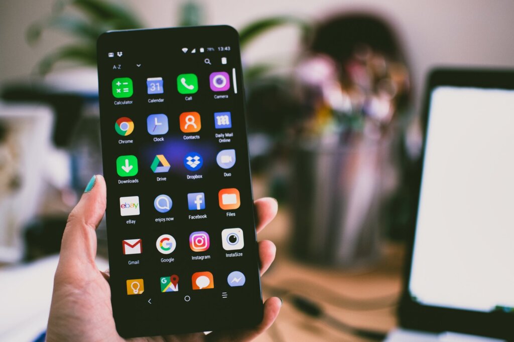 celular em destaque com ícones aparentes