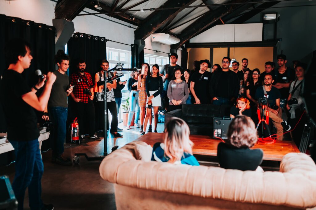 pessoas reunidas em evento informal